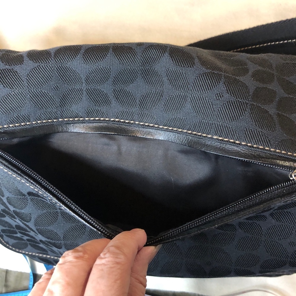 Fossil Black Messenger Bag with Adjustable Strap. Like new. OG hangtag and key - Picture 8 of 16